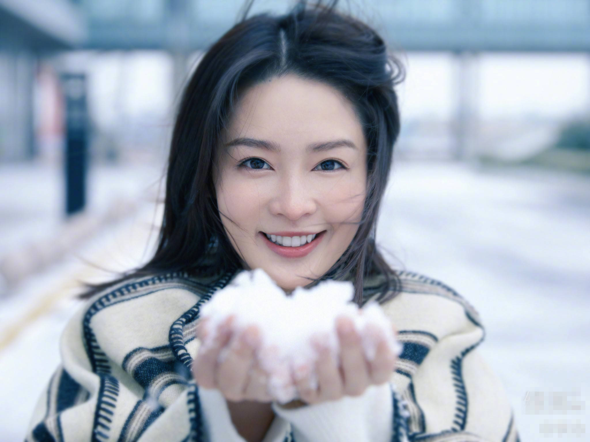 李沁不惧严寒雪地捧雪拍照,怼脸镜头颜值能打超仙,笑容甜美可人_绯闻