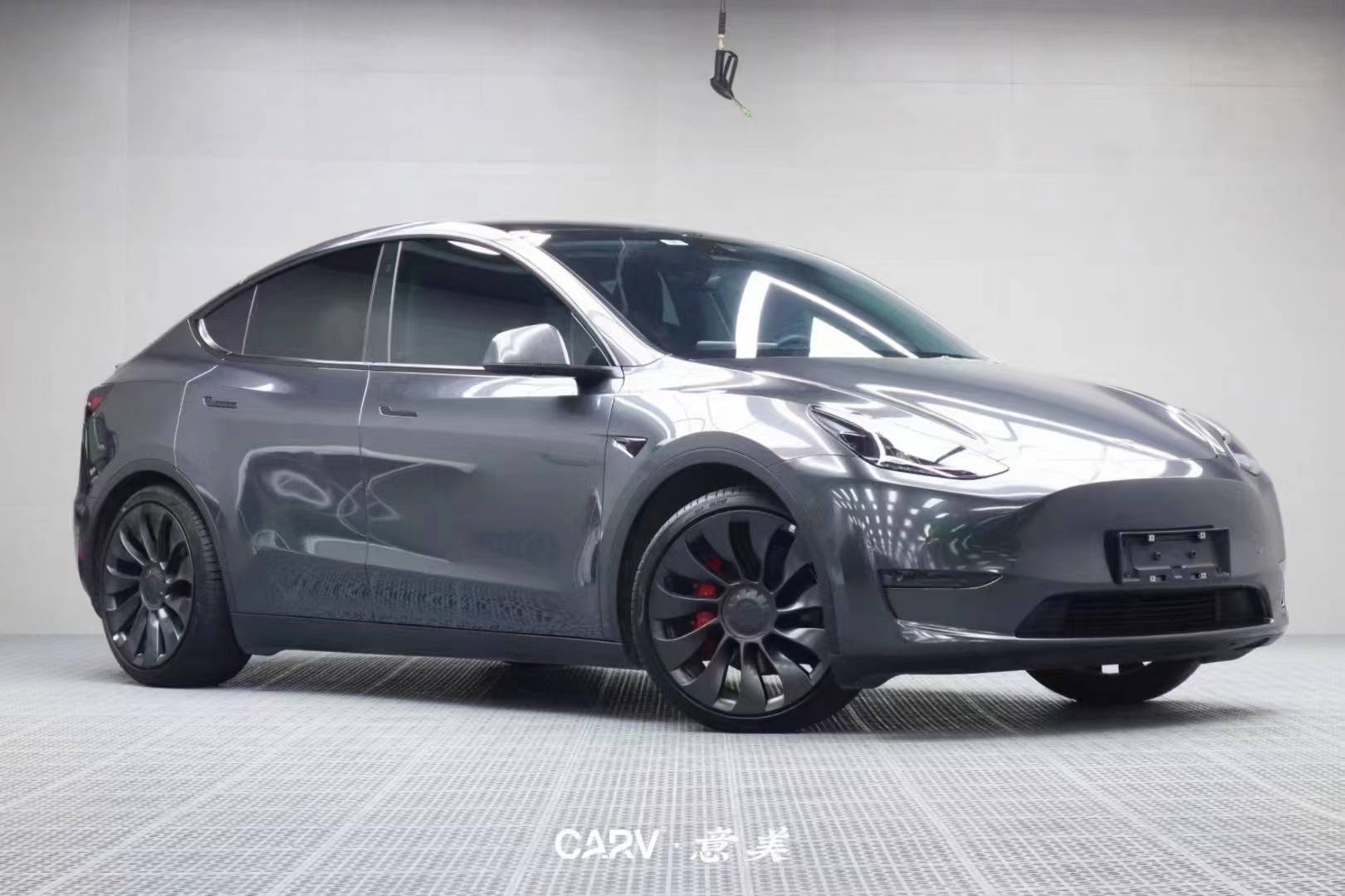 特斯拉modely卡孚改色膜白金煤炭灰,低调高级灰色调_搜狐汽车_搜狐网