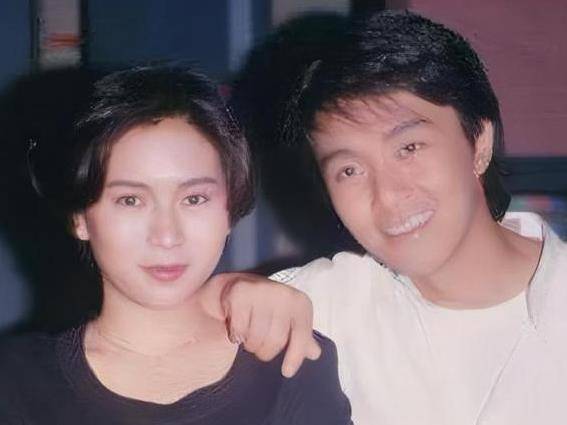 周星驰回复了粉丝1个问题,网友:难怪周星驰一直单身到现在_罗慧娟