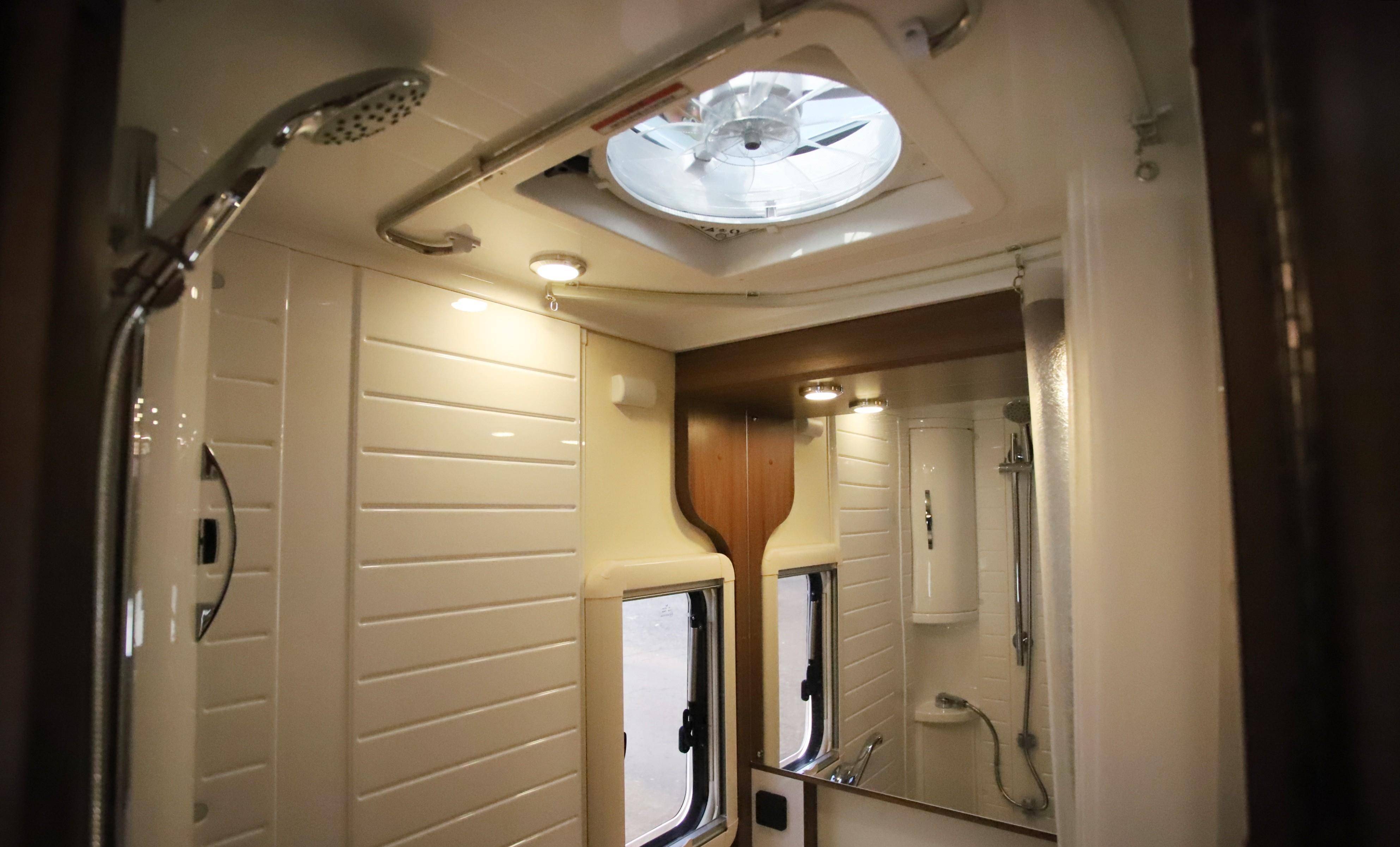 卫生间采用一体式吸塑件设计,采用防滑地面,安装沥水架,并配置有电动