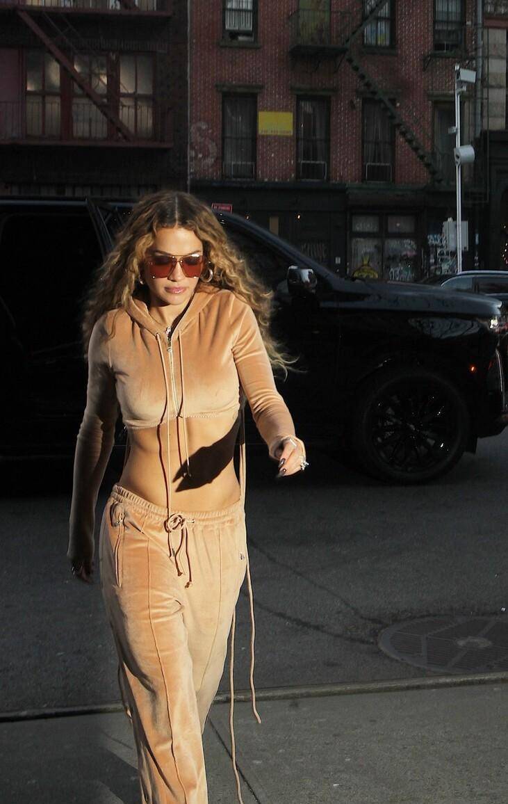 歌手丽塔-奥拉现身,穿驼色丝绒运动套装秀马甲线,身材比例好_ritaora