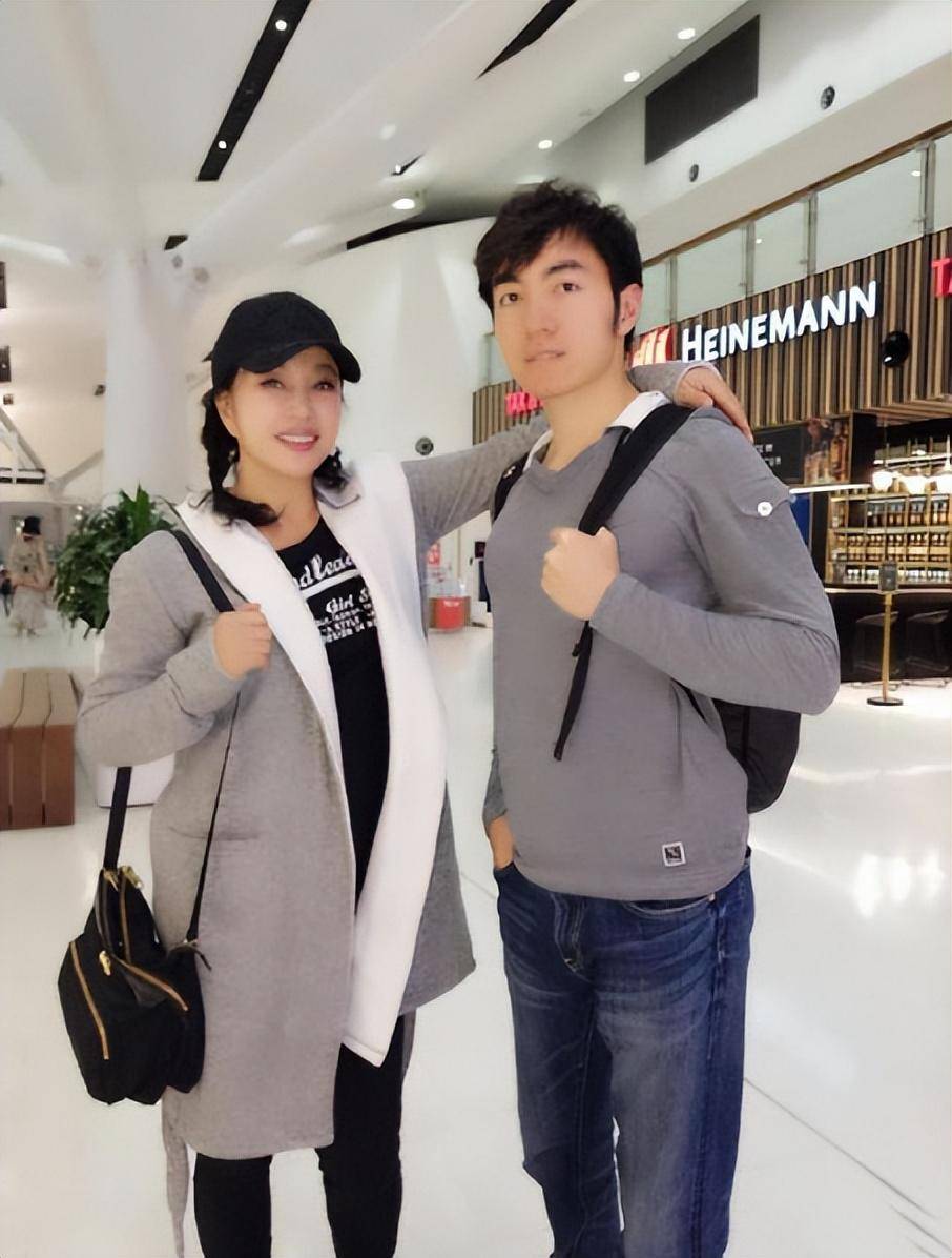 与外甥合影不似姑侄似小情侣_卫衣_印花_造型