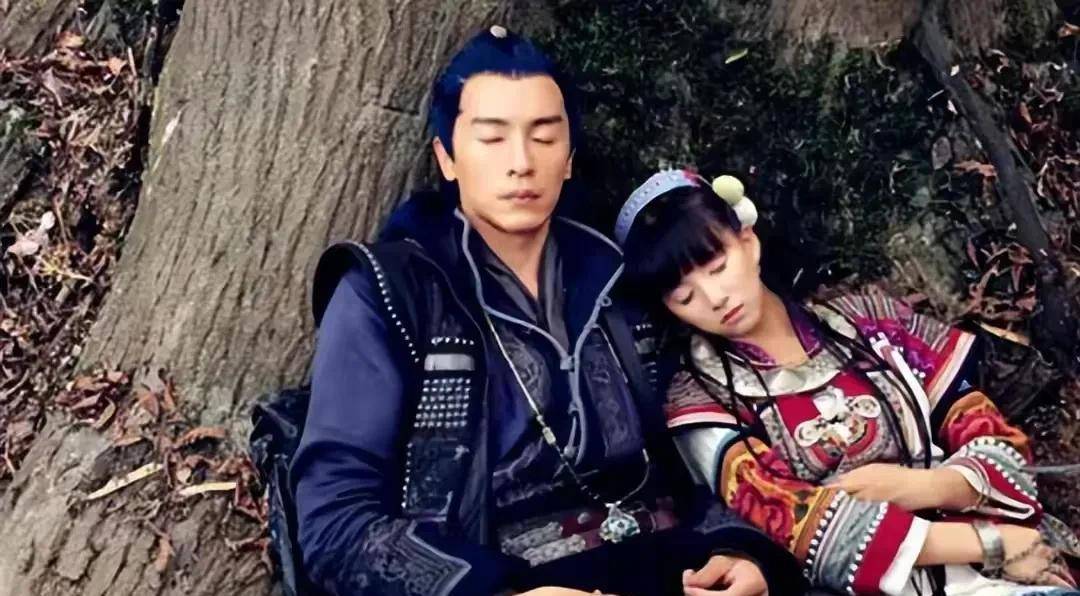 在小彩旗的社交平台上,两人互动非常频繁,小彩旗还称对方"老公"