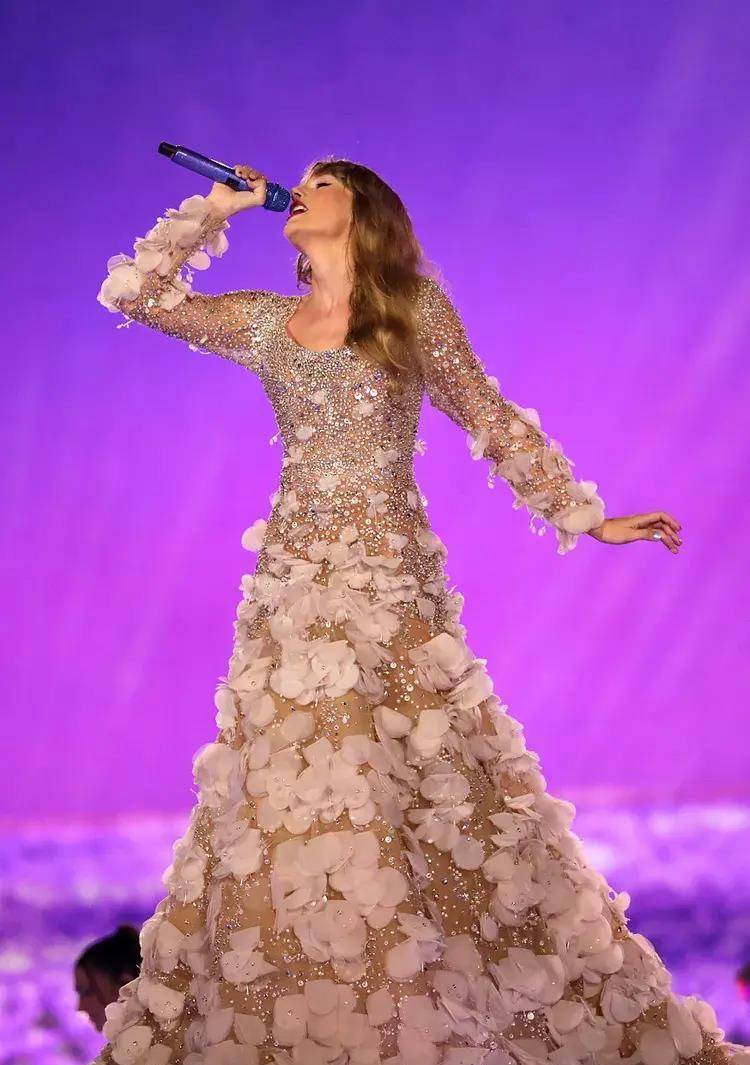 泰勒·斯威夫特分手后的第一次e演唱会上亮相了一袭全新的童话裙_演出