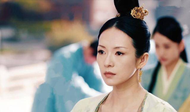 章子怡的表演还是很到位的:王儇擦干泪,伴随着慢镜头吱吱呀呀打开的宫