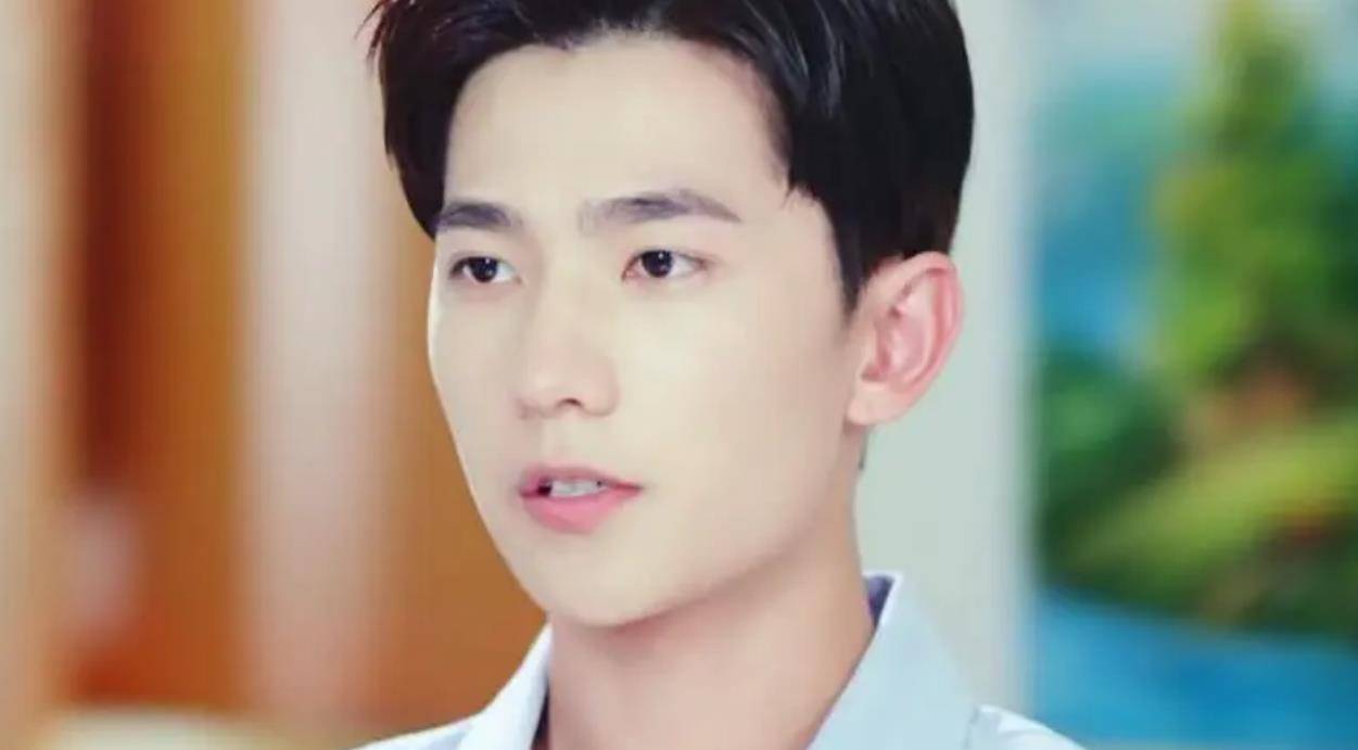 《蒲公英》里杨洋凭借着行云流水的倒踢紫金冠等等高难度动作惊艳全场