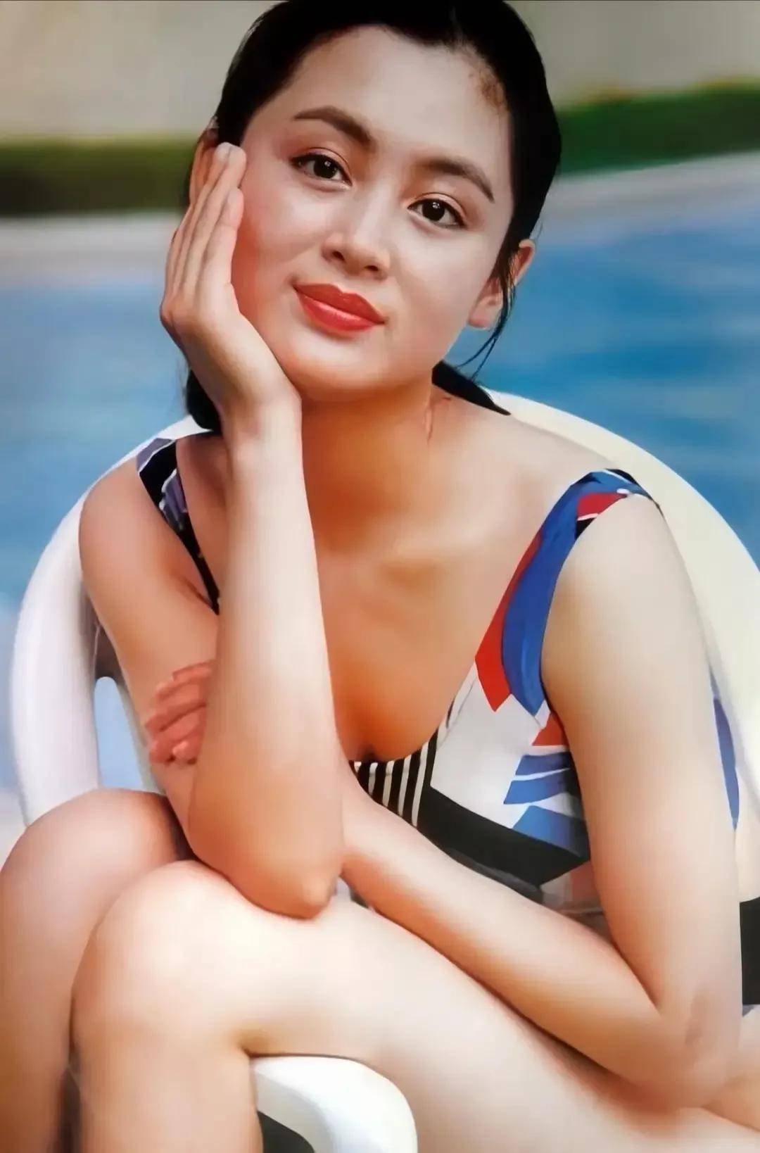 9位女明星的时尚照,没想到她们年轻时候穿泳衣这么好看_身材_巩俐