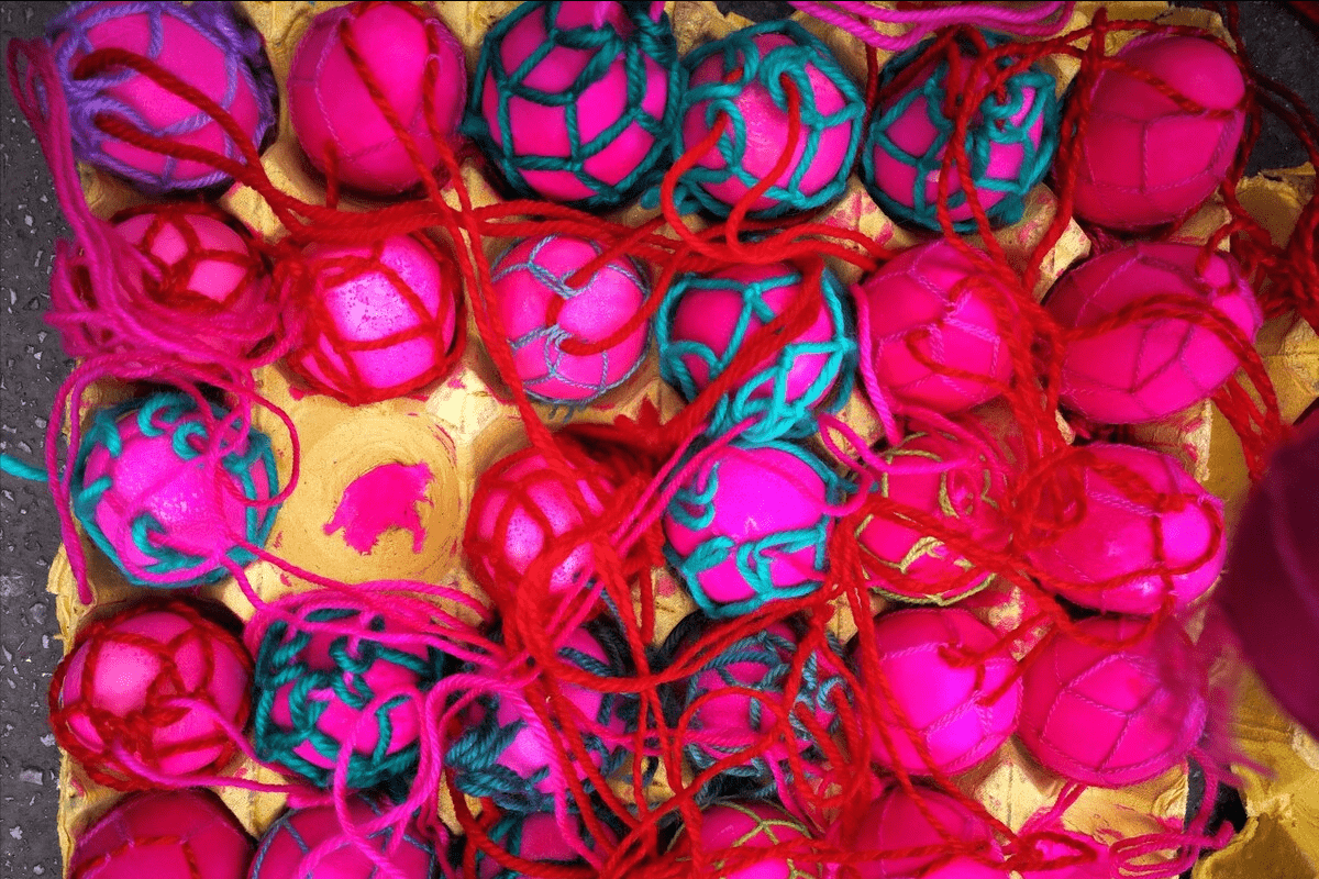 彩蛋,就是把鸡蛋给它煮熟,这个蛋会被染成彩色,我们前面已经提到,三月