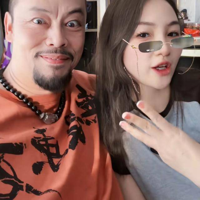 晋松与李汶桐同框像父女,想亲一口却被推开,否认靠钱抱得美人归_老婆