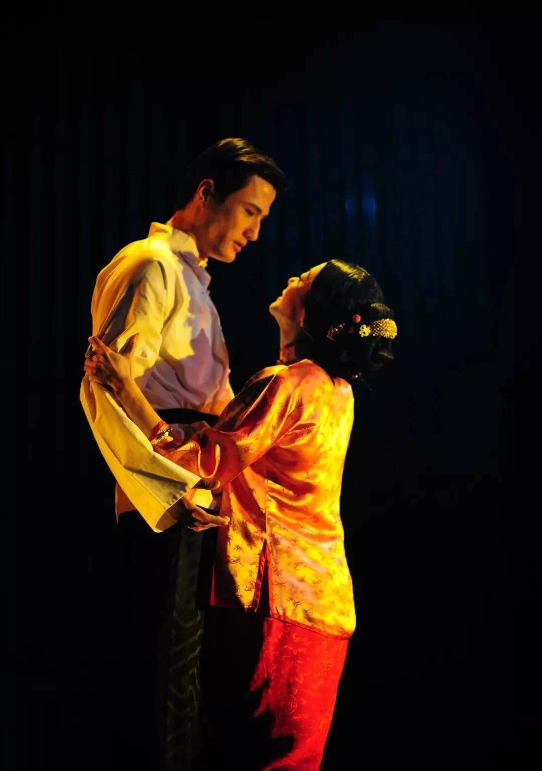 《金锁记》:小叔子姜季泽的一句话,直接让寡妇曹七巧沦为变态_姜家