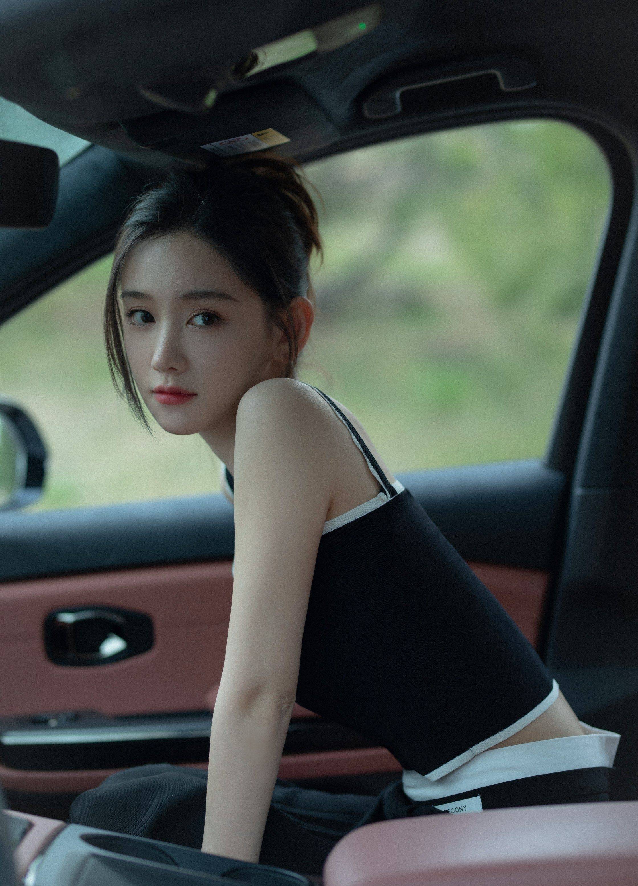 李沐宸黑色吊带装俏皮写真_网友_长发