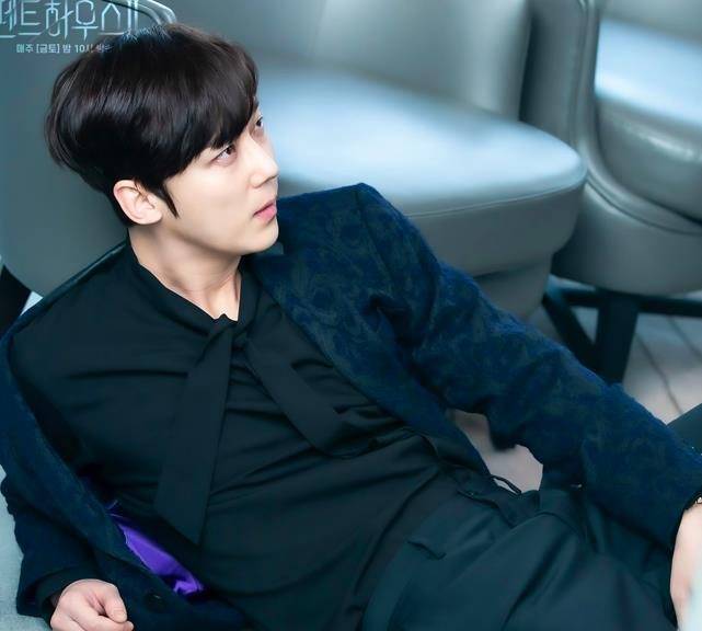 洛根与李秀莲见面后深情拥抱,露娜没伤_罗爱乔_cp_复活