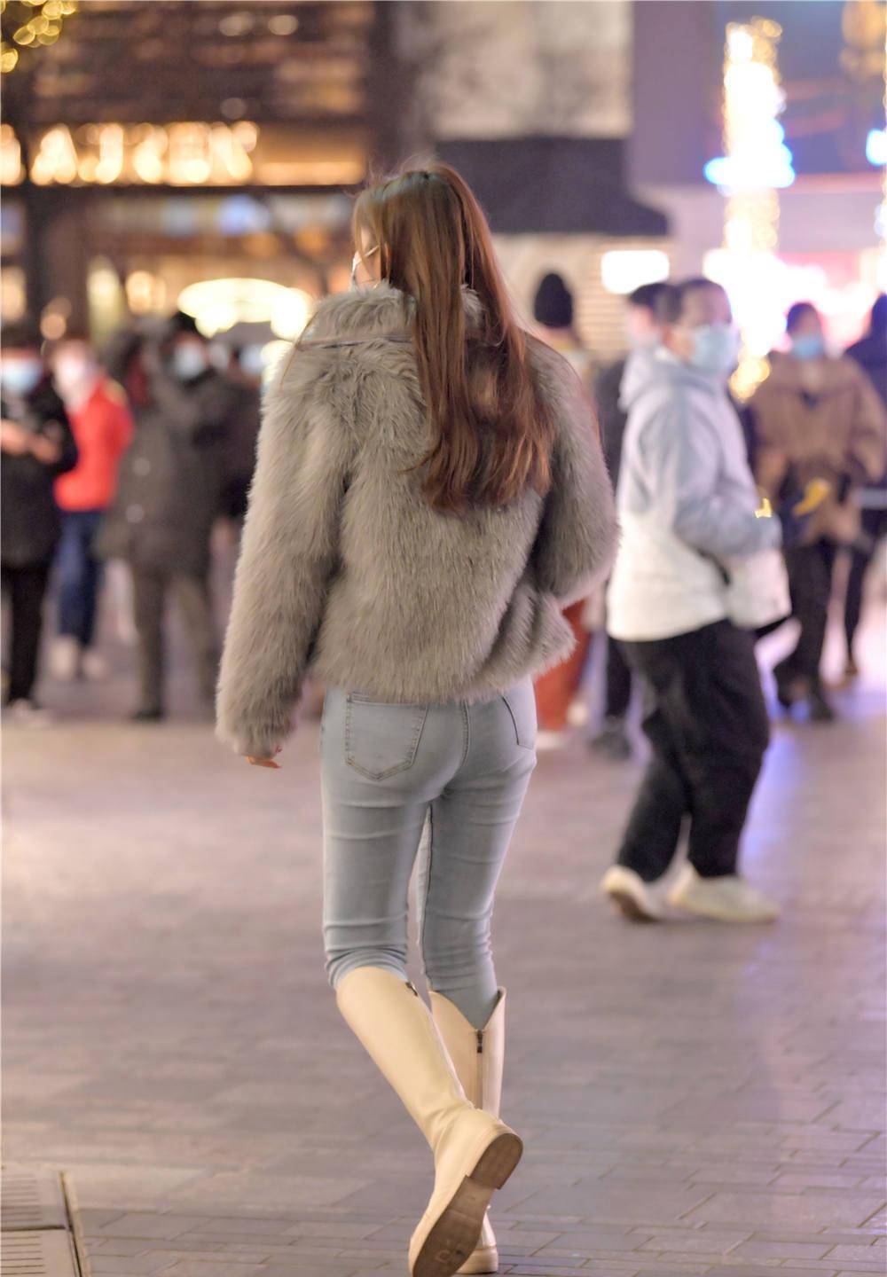 紧身牛仔裤搭配过膝长靴,春季的经典搭配,你会这样穿搭么?