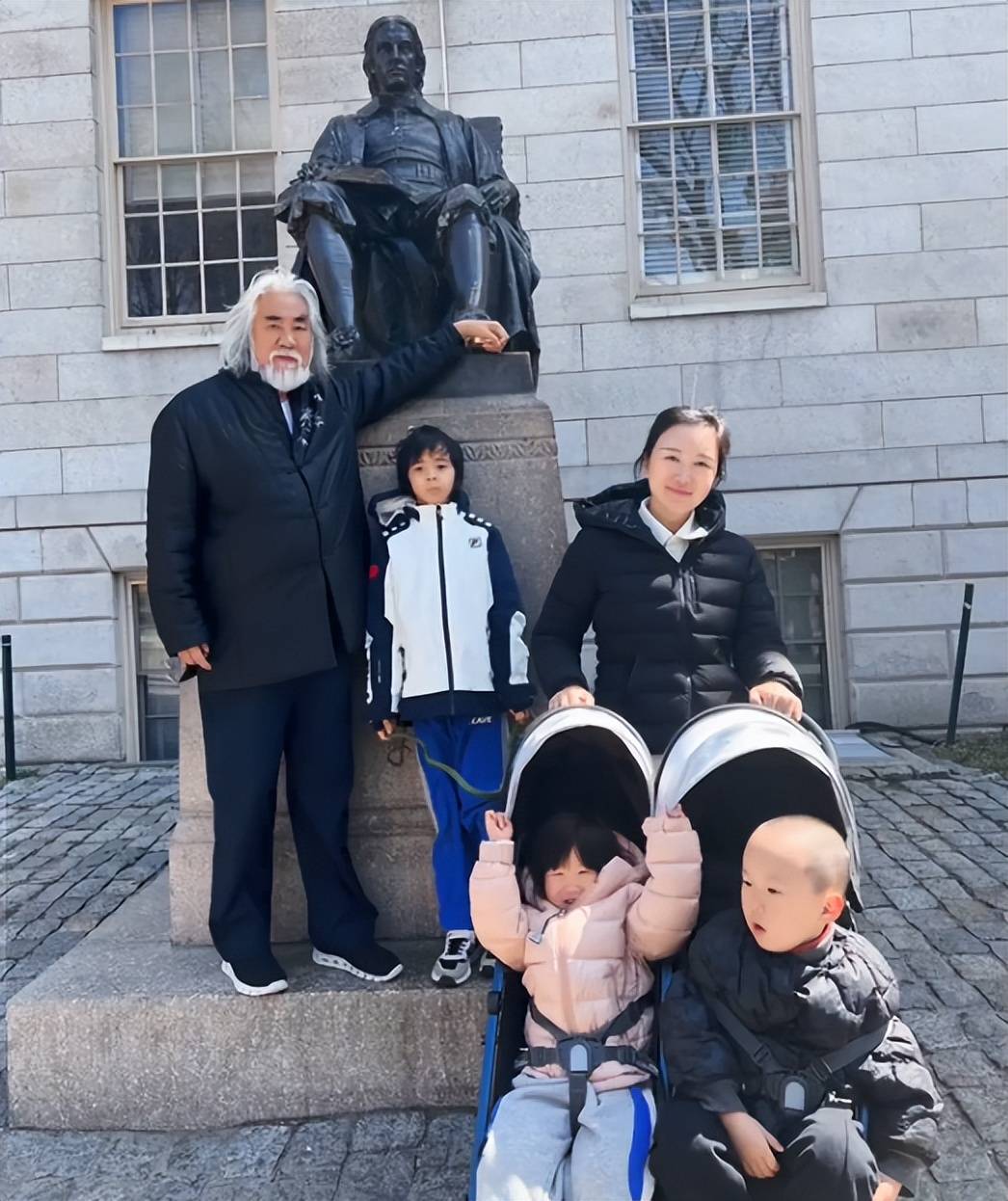 张纪中全家游哈佛,娇妻素颜似保姆,对混血长子待遇不同被嘲偏心_马丁