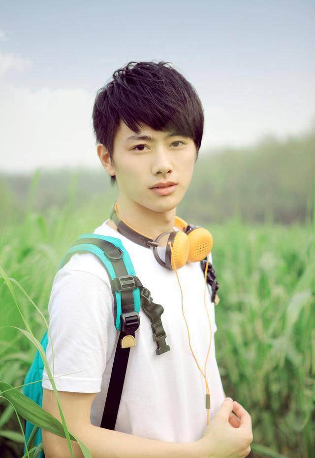 但是王佑硕现在的照片与以前的旧照片相比,其实还是以前的他更酷帅