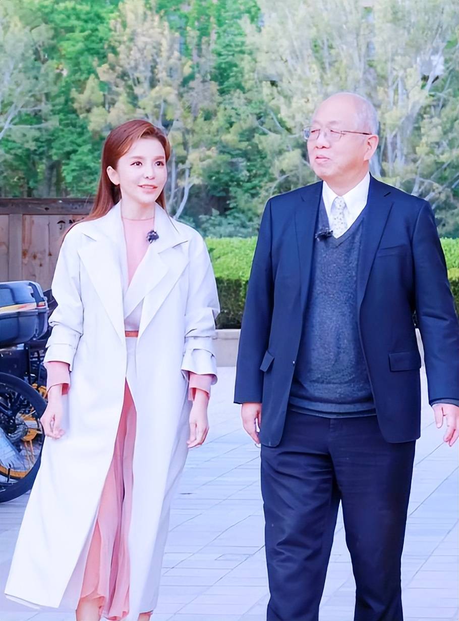 朱迅:寄语年轻人,到清华大学大门口录制"劝人惜时"的心灵鸡汤_时间