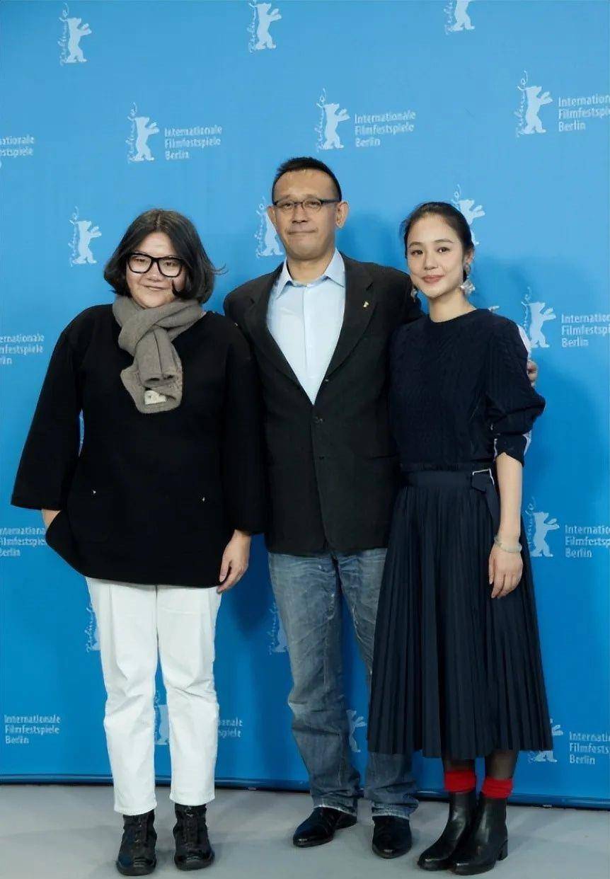 张凯歌前妻没身材没颜值,同框周韵靠气质赢了,她光有脸蛋没内涵_洪晃