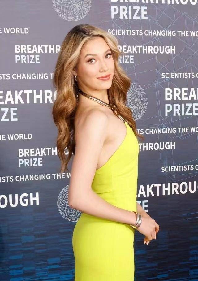 扎克伯格与谷爱凌握手,谷爱凌穿露背裙身姿挺拔