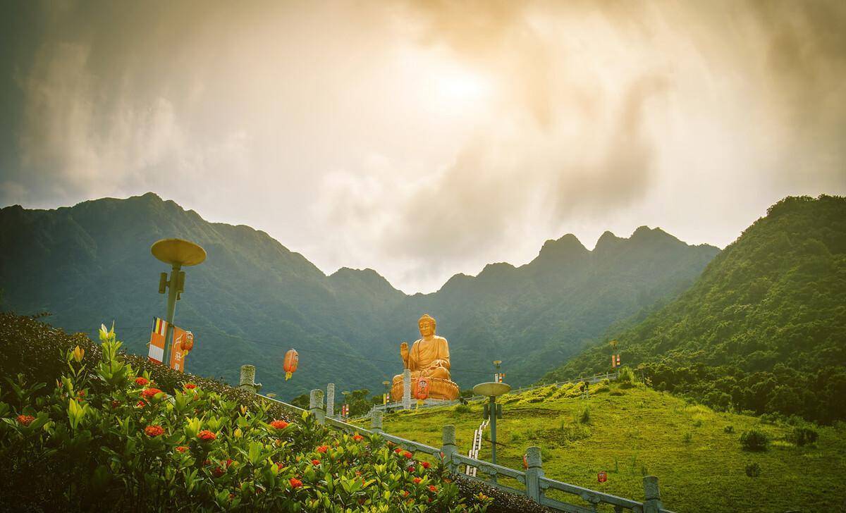 还可以参观龙泉寺,古石刻等文化景点,了解海南的历史和文化底蕴
