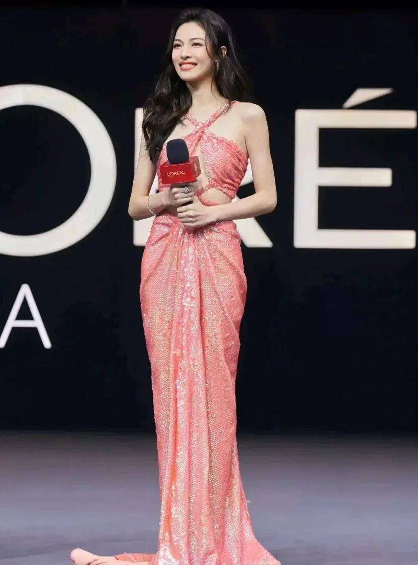 钟楚曦最新写真集,粉色镂空吊带裙,大秀身材曲线,身材艳压群芳_瞬间