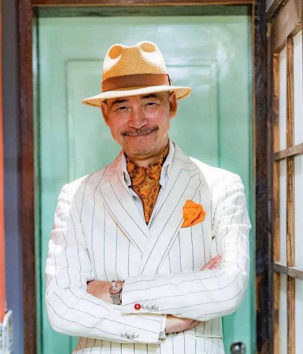 64岁老演员林栋甫开出租车,主动帮乘客搬运行李,精神状态很好_生活