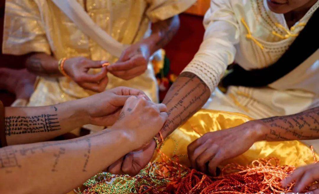 9:30—17:20:傣寨佛寺,德昂佛寺拴线祝福15:50—16:1011:00—11:20