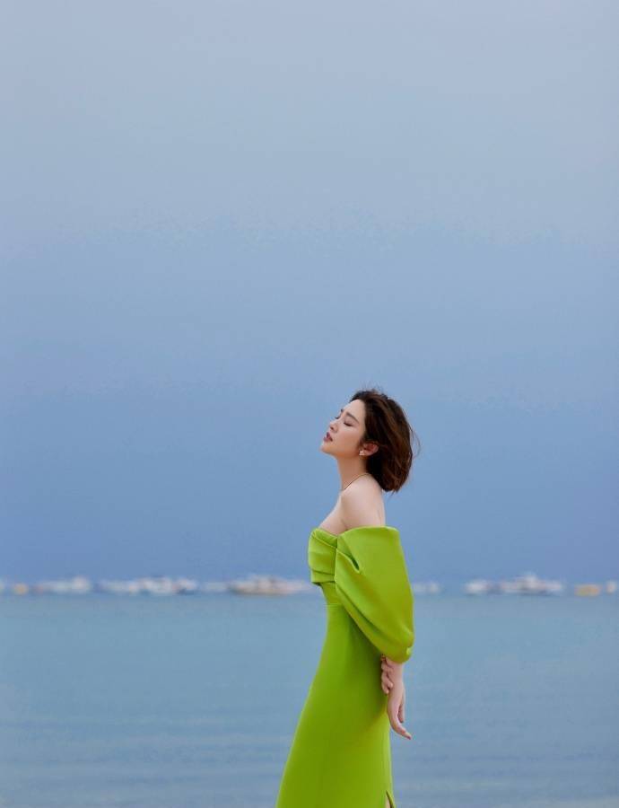 唐艺昕三亚海边拍绝美写真!网友:美背太惊艳啦!_身材_时尚_魅力