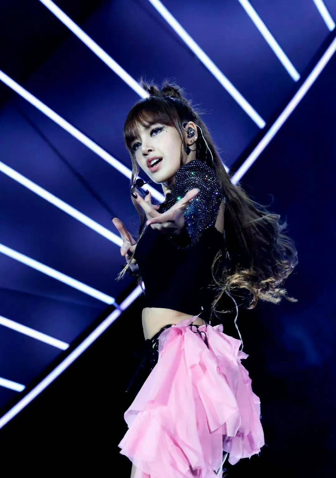 lisa科切拉舞台又辣又炸,台下变身女高看王嘉尔舞台_身材_合作_比例