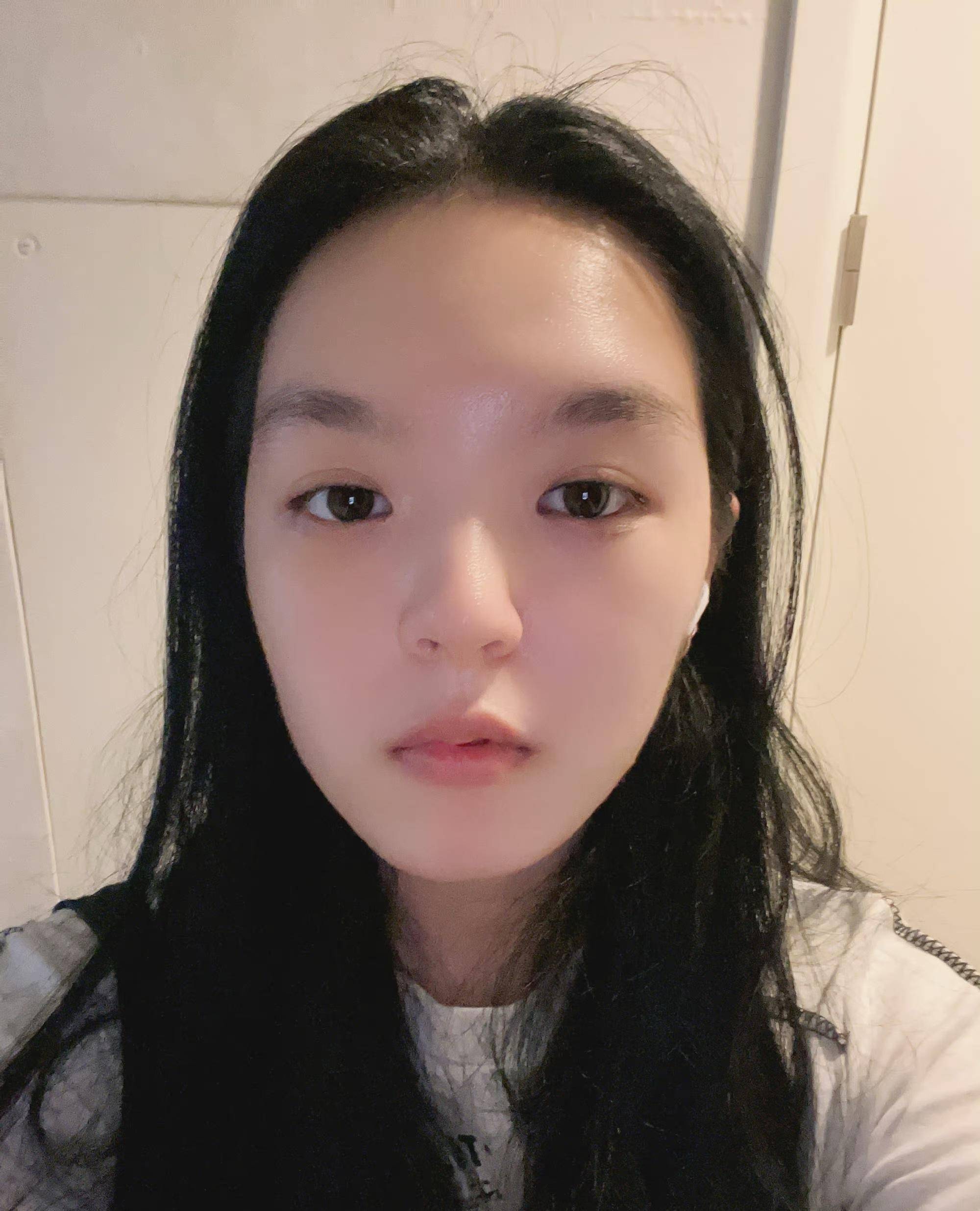 法图麦晒留学近照,素颜出镜发际线上移明显,小眼睛酷似爸爸李咏!