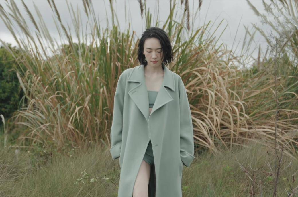 童瑶glass二月刊封面,穿吊带抹胸演绎湖边湿发大片,性感撩人_气质_鹅