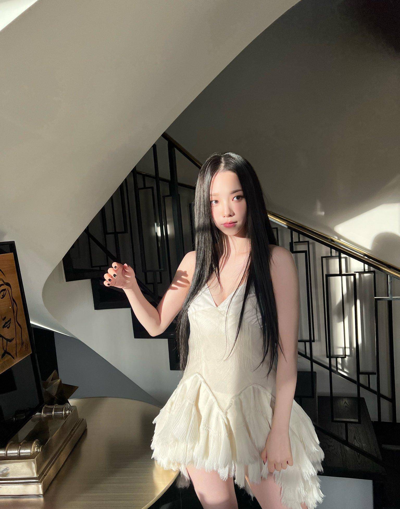 22岁aespa柳智敏,黑色抹胸紧身短裙,秀出白皙肌肤,修长双腿_身材苗条