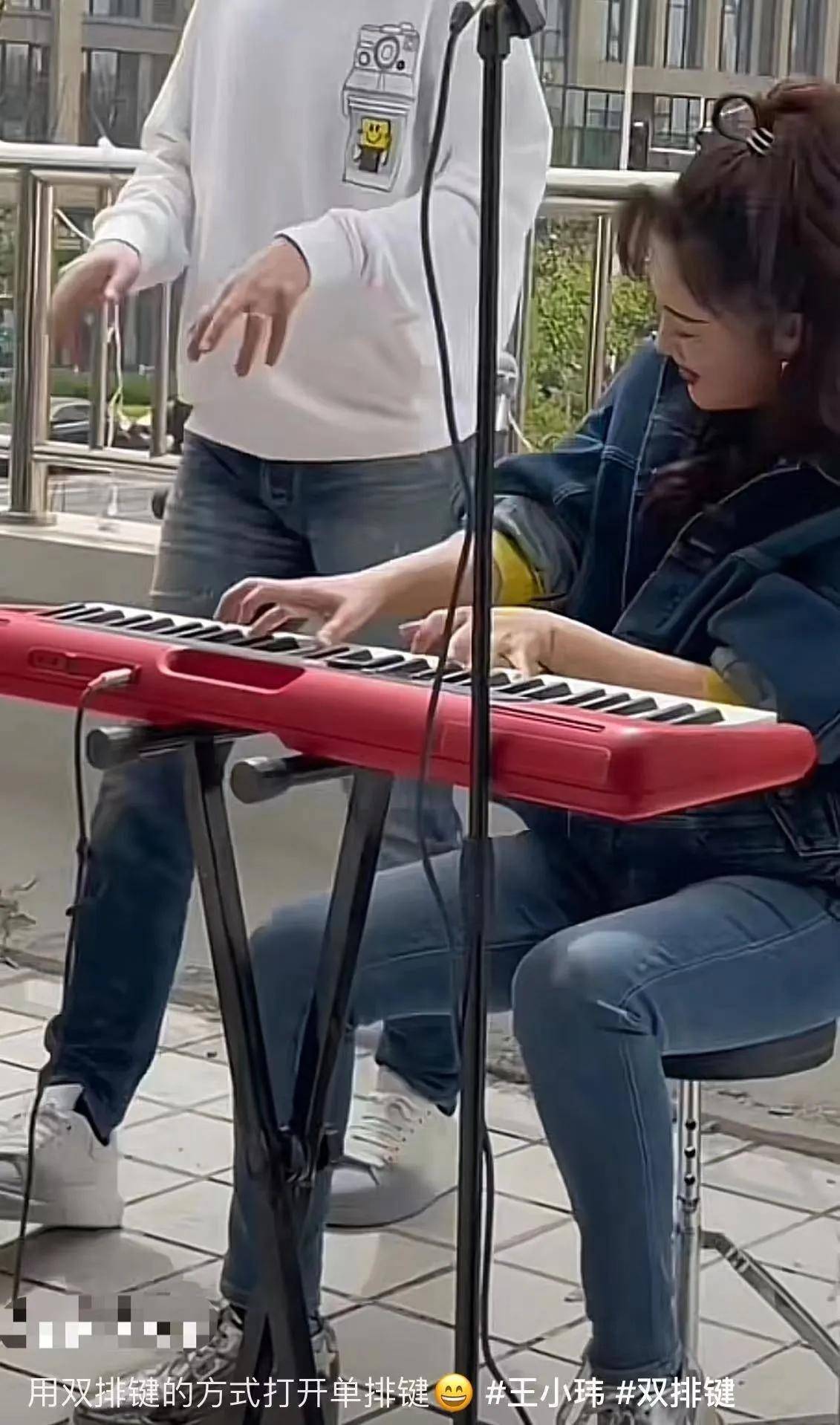 从照片看,王小玮穿着牛仔衣和牛仔裤,装扮精致,皮肤皙白,身材稍微发胖