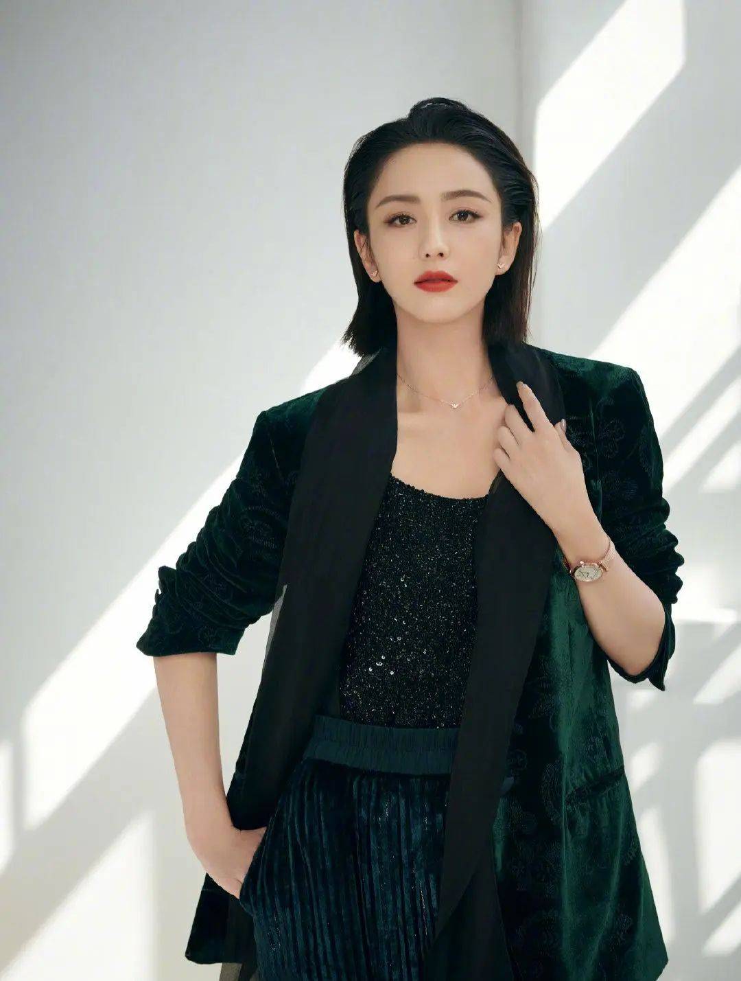 新疆女孩佟丽娅真有气质,黄色西装配白色阔腿裤,清新时尚又优雅_一身