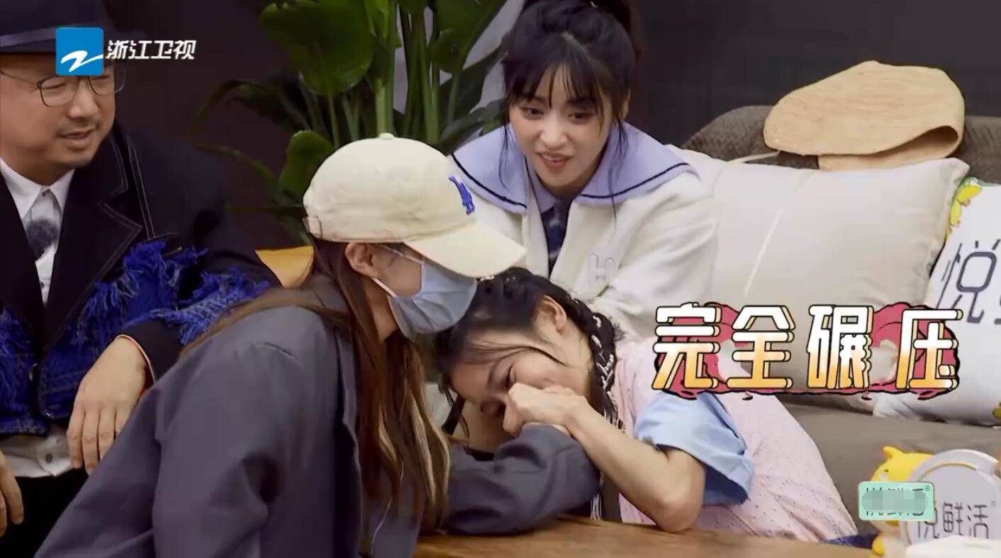 这个游戏在蓝台经常玩,不管是吴彤的综艺还是姚译添的《跑男》,玩过