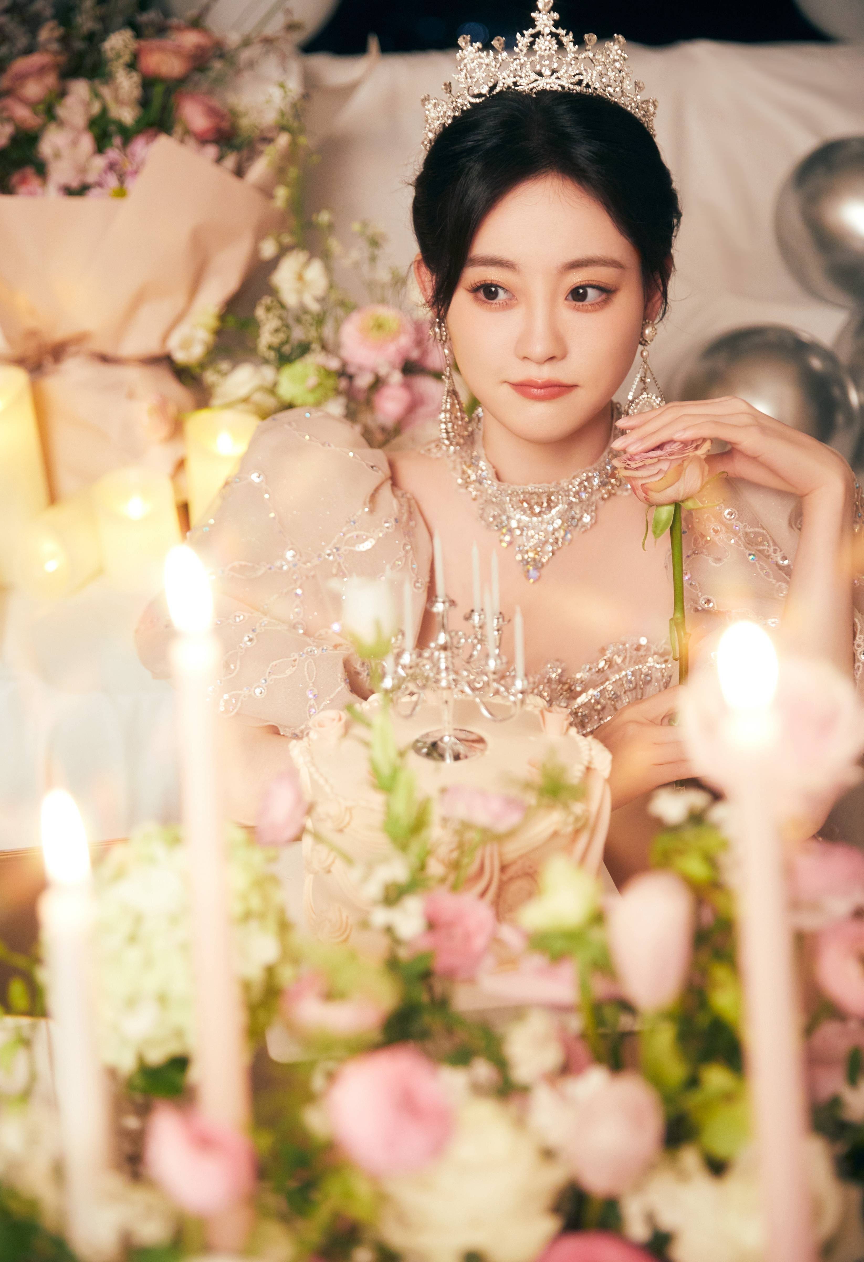 祝绪丹公主裙甜美笑容写真_美得