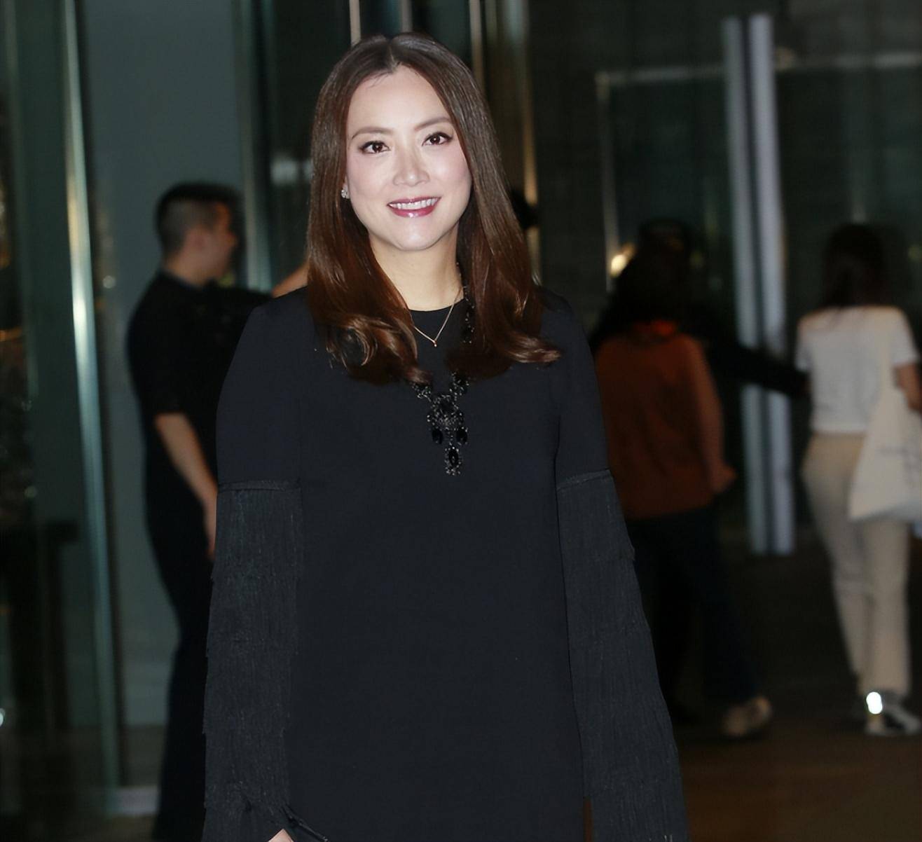 "金牌经纪人"霍汶希的传奇人生_因为_广告_叶崇仁