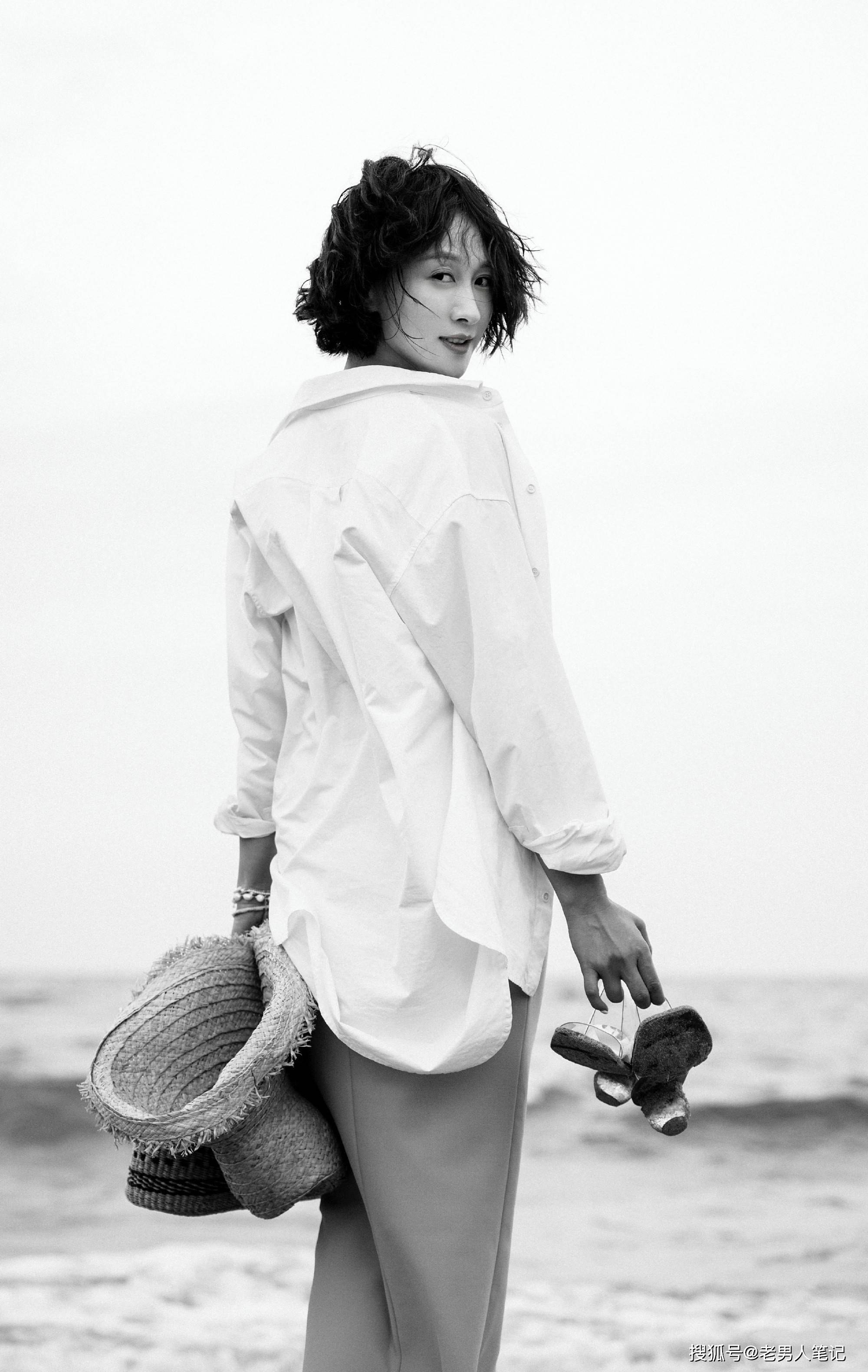 练练春日海边写真,身穿橙色吊带裙,浪漫风情满满_形象_身材_私生活