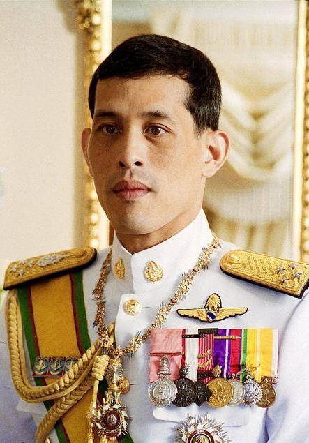 拉玛十世的五官是不如西哈莫尼国王精致,但是西哈莫尼国王年轻时的