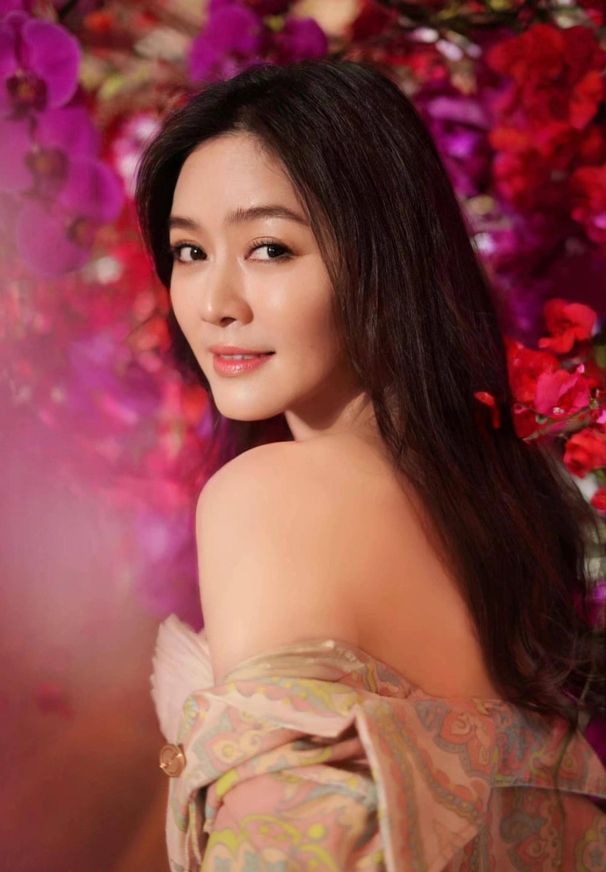 果然不败时美人,田海蓉47岁了,看起来还是那么年轻漂亮,而且身材管理