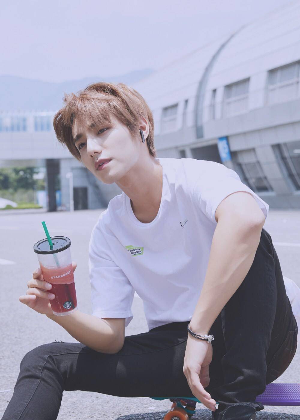 李振宁恋情曝光,女友抱猫做核酸已同居,新欢颜值不输郑乃馨_姚明明