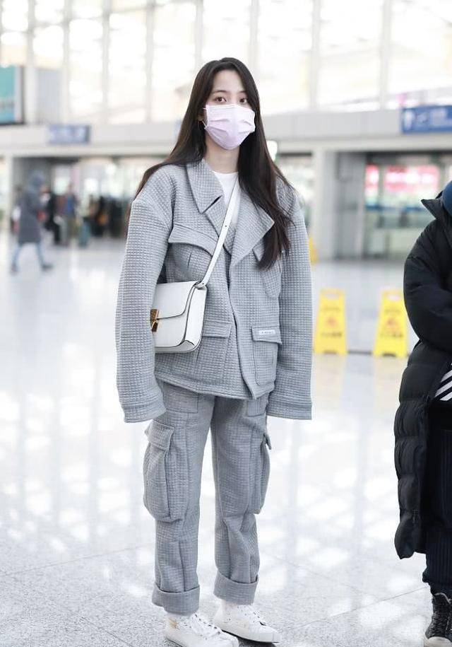 欧阳娜娜戴口罩走机场,穿灰色工装又美又酷,五千"分趾鞋"看服了_造型