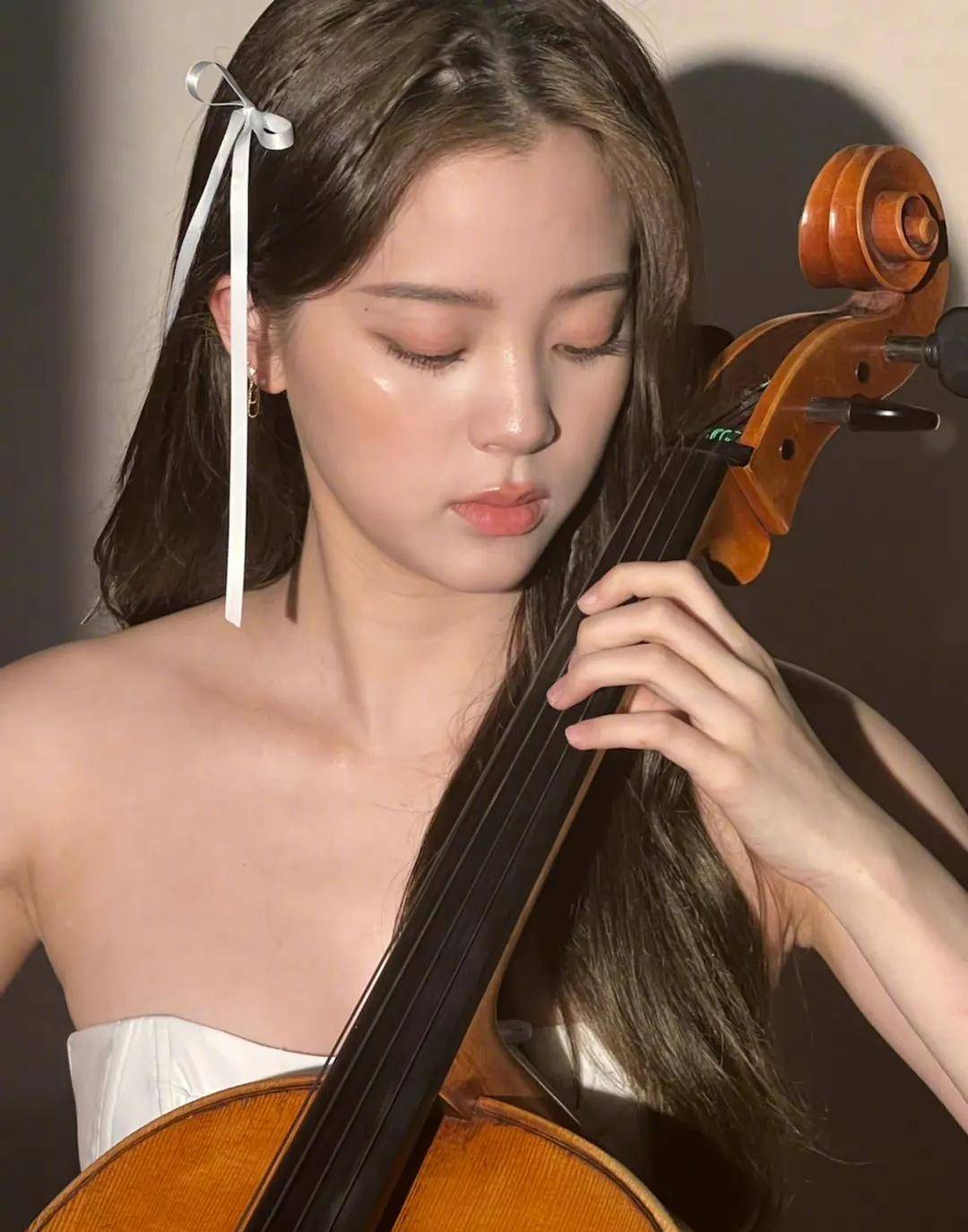 欧阳娜娜晒光影随拍 穿白色抹胸裙 香肩半露 纯欲风拉满_大提琴_写真