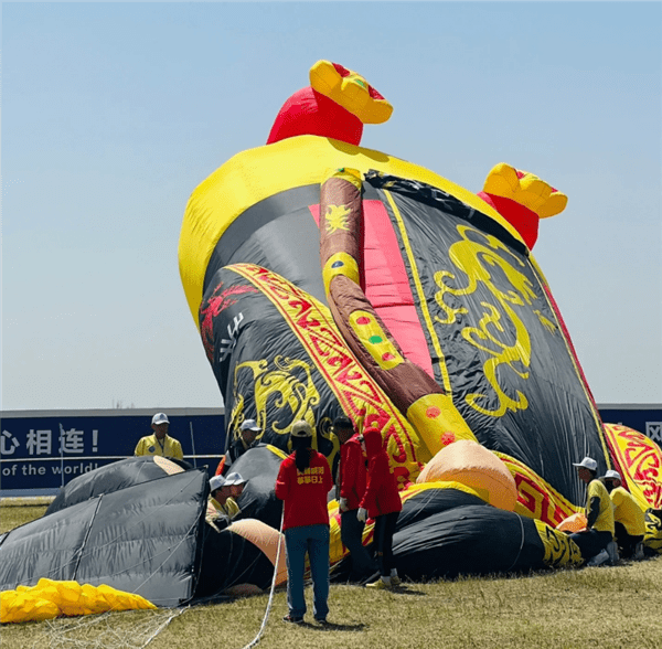 潍坊风筝节现躺平版“秦始皇” 网友：是他摔过最狠的一跤（潍坊风筝节时间安排）