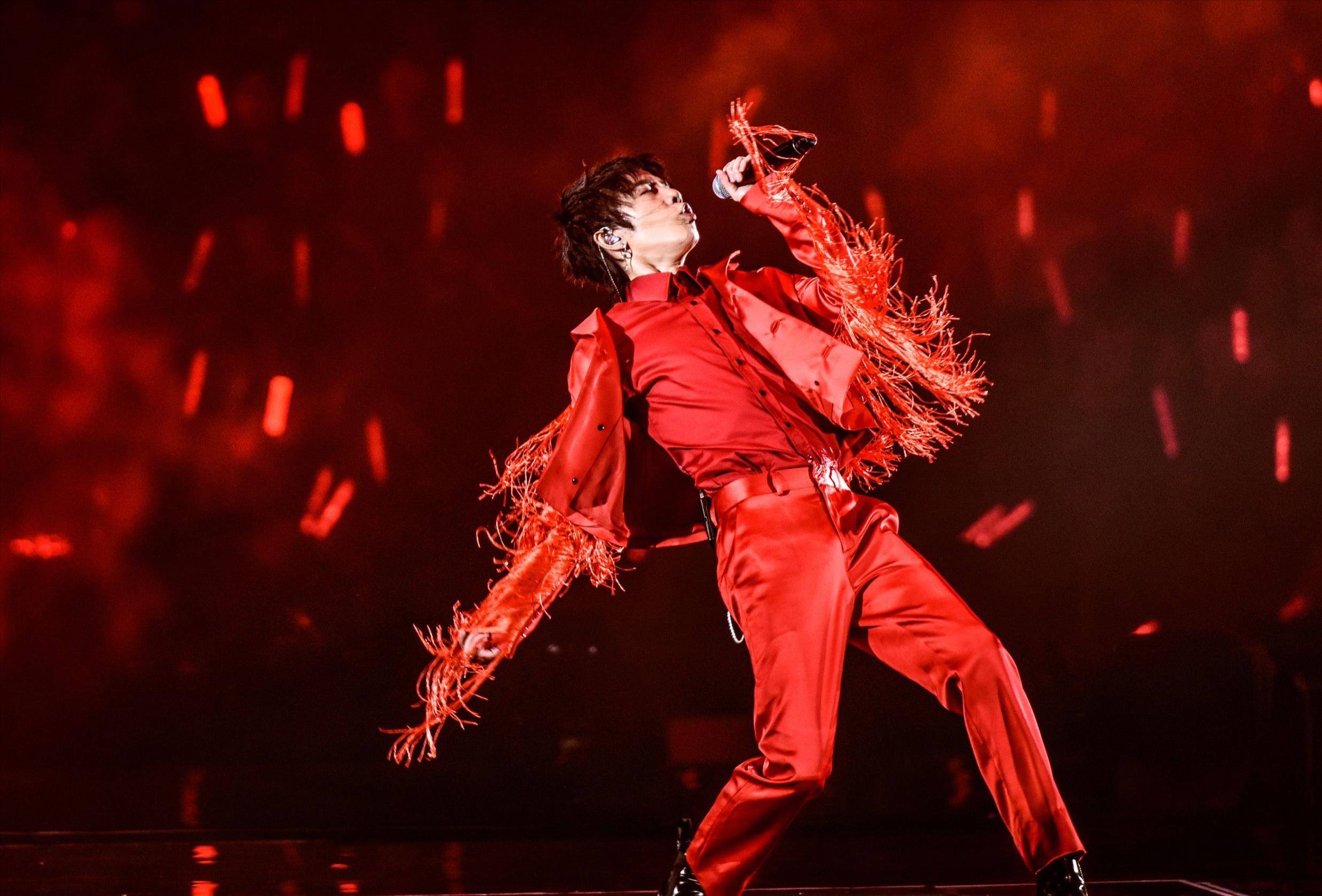 华晨宇被粉丝称为华语乐坛永远的神,本人骄傲回应:不然呢?