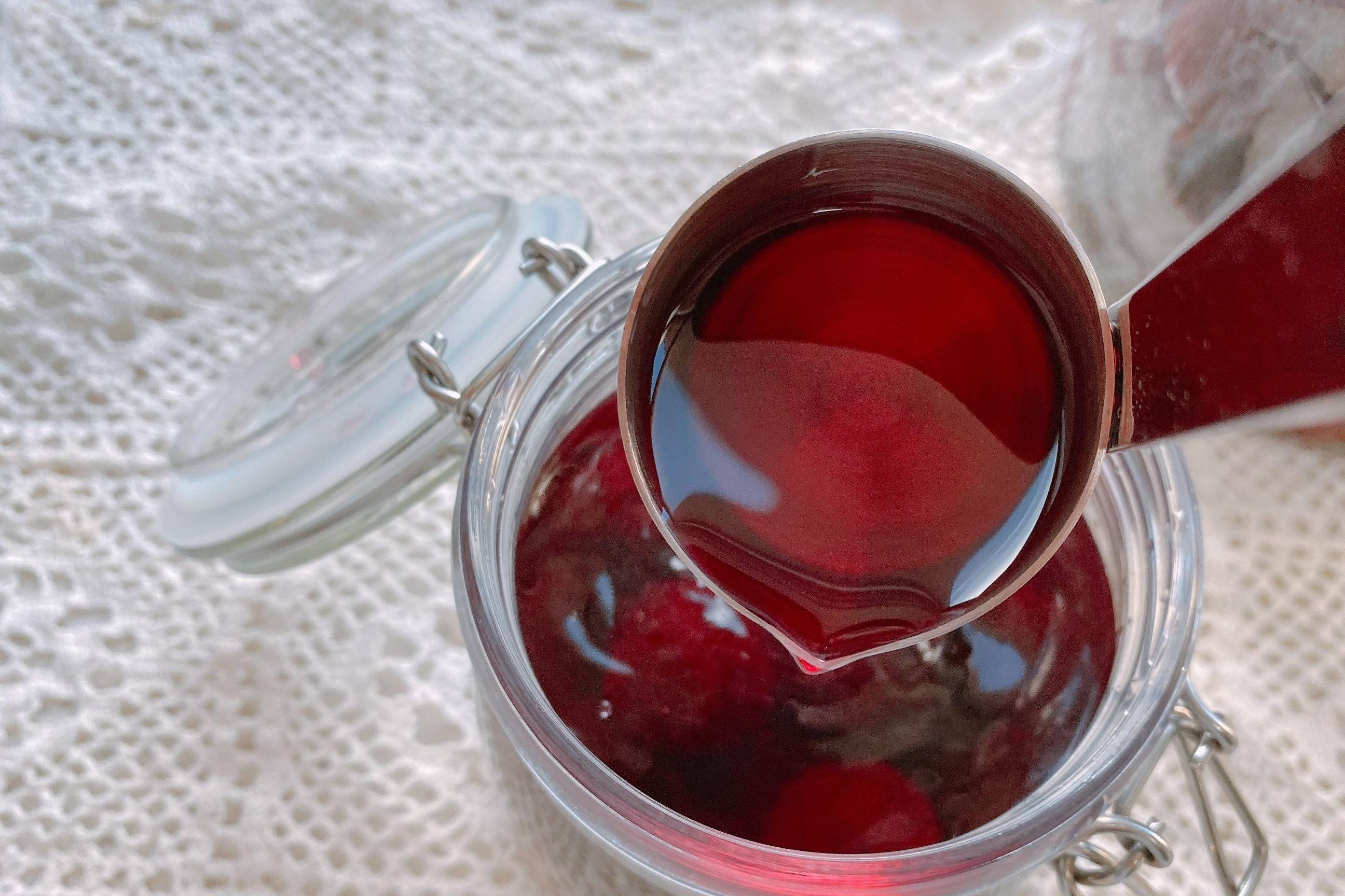 杨梅酒的做法总结:1,杨梅不容易保存,买回家之后尽快使用,避免变质;2