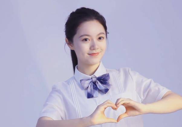 赵今麦回学校拍广告,在操场上又蹦又跳活力十足,一身校服太亮眼_带着