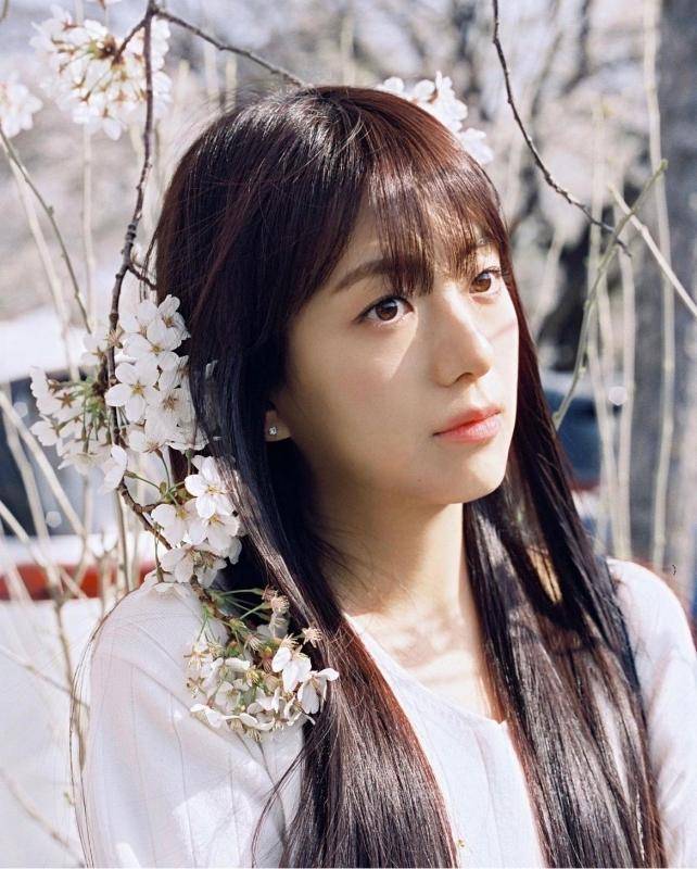 jiyoon昨(18)透过个人ig晒出多张受邀出席valentino vintage韩国活动