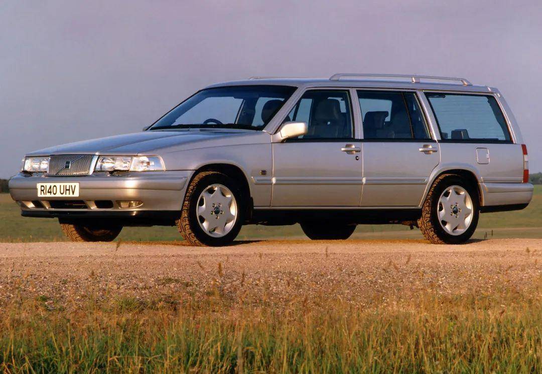 沃尔沃v90系列诞生于1996年,与s90初代型同生同伤,算是900型轿车的