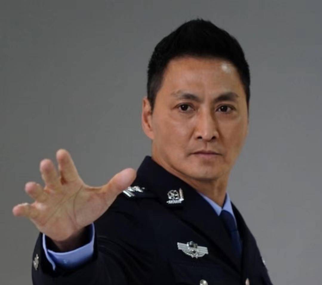 近日,何家劲在社交平台上晒出了一组该广告的幕后花絮照片.