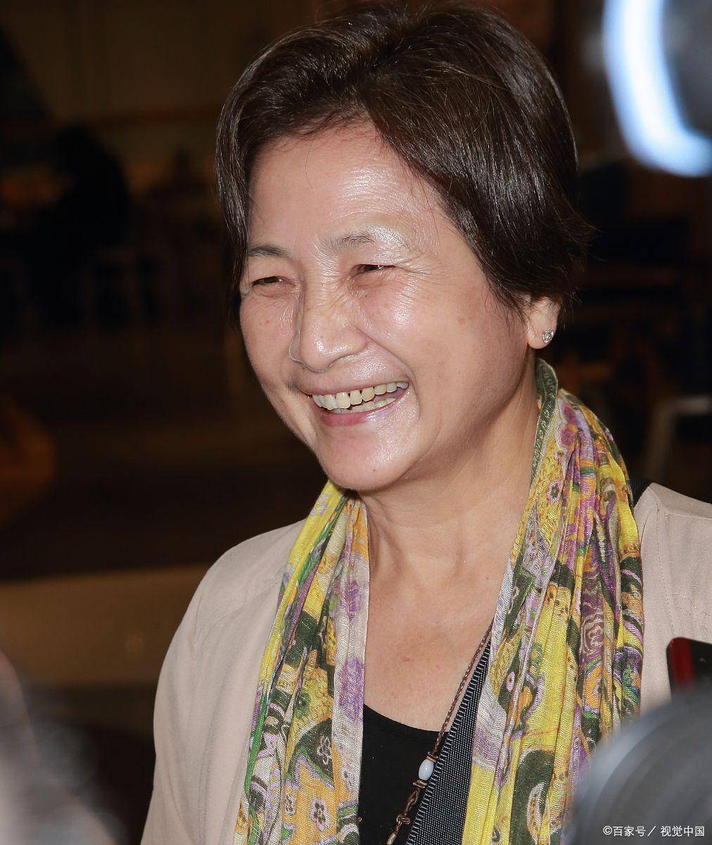 武侠影后郑佩佩巅峰时为爱息影,怀孕8次流产4次最终被净身出户_香港